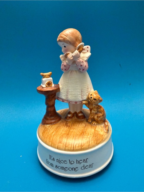 Hollie Hobbie Other - Vintage 1974 Holly Hobbie Porcelain Music Box Japan “Someone Dear”